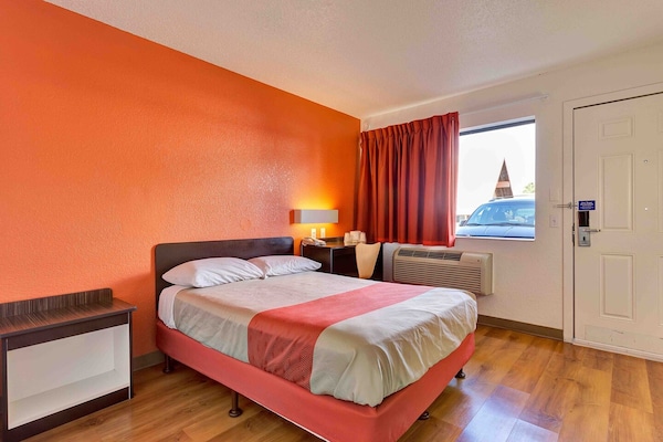 Foto van 1 Queensize Bed | Niet-roken, Magnetronkoelkast - Vakantiehuis in Santa Rosa CA - BedRoom