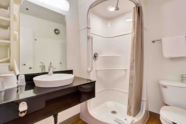 Foto van 1 Queensize Bed | Niet-roken, Magnetronkoelkast - Vakantiehuis in Santa Rosa CA - BathRoom