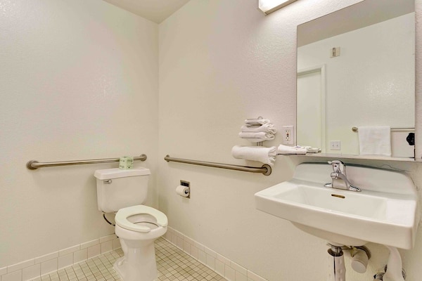 Foto van 1 Queensize Bed | Niet-roken, Magnetronkoelkast - Vakantiehuis in Santa Rosa CA - BathRoom