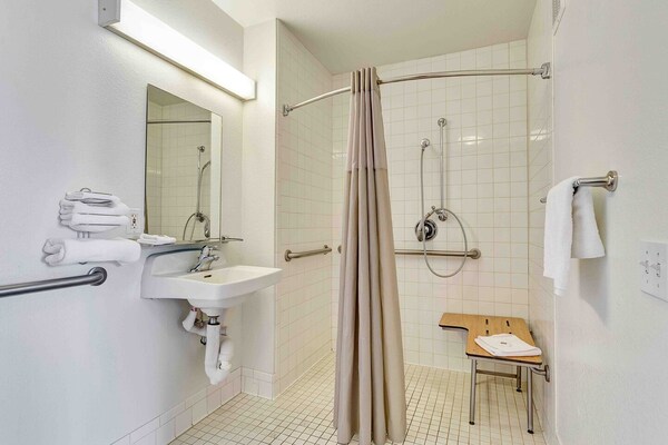 Foto van 1 Queensize Bed | Niet-roken, Magnetronkoelkast - Vakantiehuis in Santa Rosa CA - BathRoom
