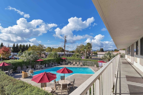 Foto van 1 Queensize Bed | Niet-roken, Magnetronkoelkast - Vakantiehuis in Santa Rosa CA - Pool