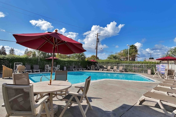 Foto van 1 Queensize Bed | Niet-roken, Magnetronkoelkast - Vakantiehuis in Santa Rosa CA - Pool