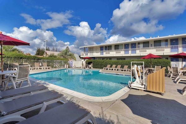 Foto van 1 Queensize Bed | Niet-roken, Magnetronkoelkast - Vakantiehuis in Santa Rosa CA - Pool