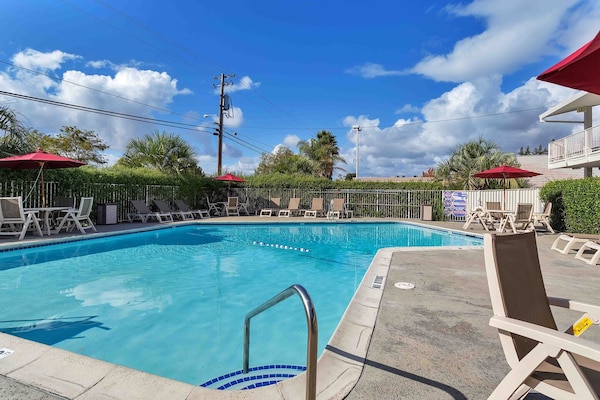 Foto van 1 Queensize Bed | Niet-roken, Magnetronkoelkast - Vakantiehuis in Santa Rosa CA - Pool