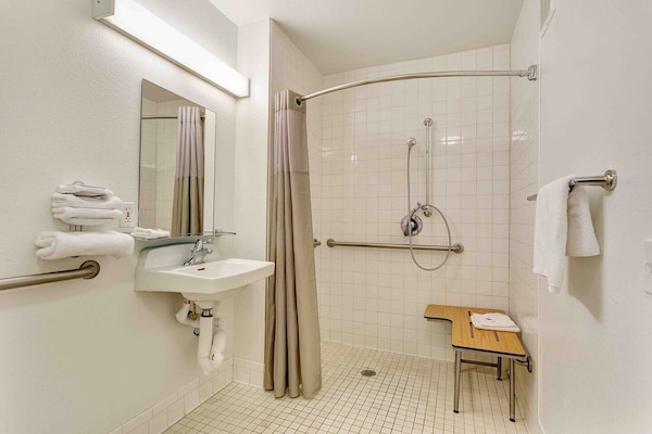 Foto van 1 tweepersoonsbed (queensize) | Rookvrij, Minikoelkast - BathRoom