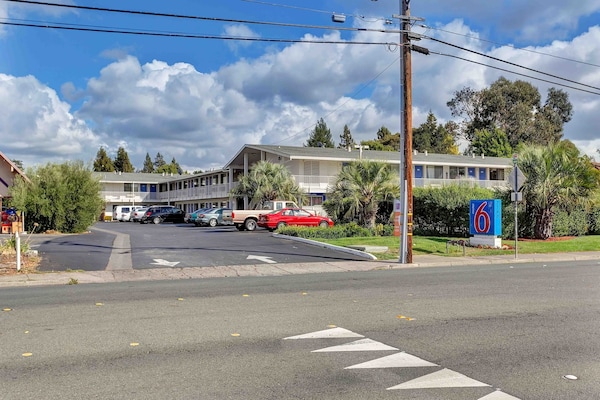 Foto van 1 tweepersoonsbed|Mobiliteit|RI Shwr|Mickoelkast - Vakantiehuis in Santa Rosa CA - ExteriorSummer