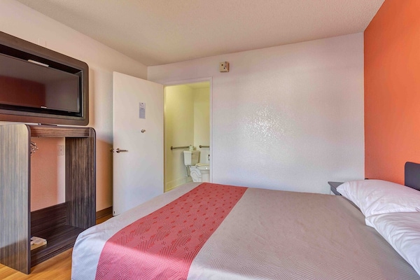 Foto van 1 tweepersoonsbed|Mobiliteit|RI Shwr|Mickoelkast - Vakantiehuis in Santa Rosa CA - BedRoom