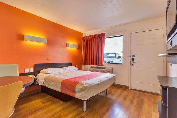 Foto van 1 tweepersoonsbed|Mobiliteit|RI Shwr|Mickoelkast - Vakantiehuis in Santa Rosa CA - BedRoom