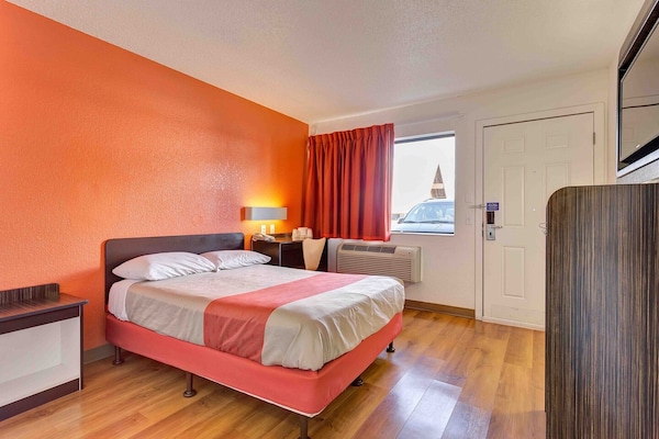 Foto van 1 tweepersoonsbed|Mobiliteit|RI Shwr|Mickoelkast - Vakantiehuis in Santa Rosa CA - BedRoom