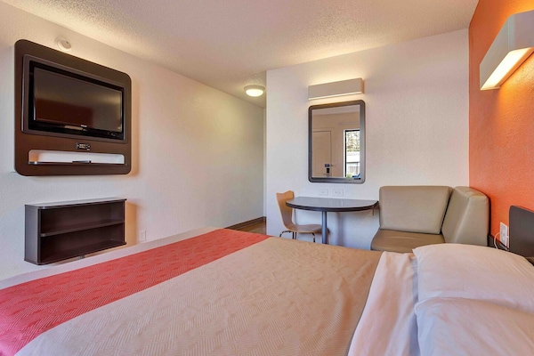 Foto van 1 tweepersoonsbed|Mobiliteit|RI Shwr|Mickoelkast - Vakantiehuis in Santa Rosa CA - BedRoom