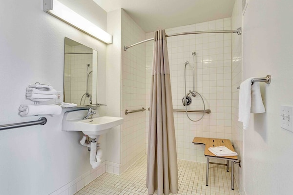 Foto van 1 tweepersoonsbed|Mobiliteit|RI Shwr|Mickoelkast - Vakantiehuis in Santa Rosa CA - BathRoom