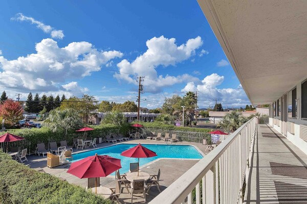 Foto van 1 tweepersoonsbed|Mobiliteit|RI Shwr|Mickoelkast - Vakantiehuis in Santa Rosa CA - Pool