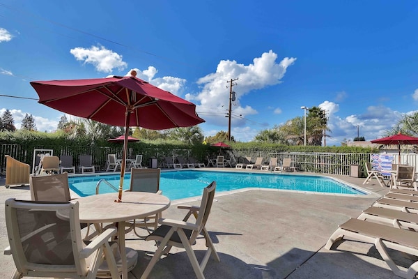Foto van 1 tweepersoonsbed (queensize) | Rookvrij - Vakantiehuis in Santa Rosa CA - Pool