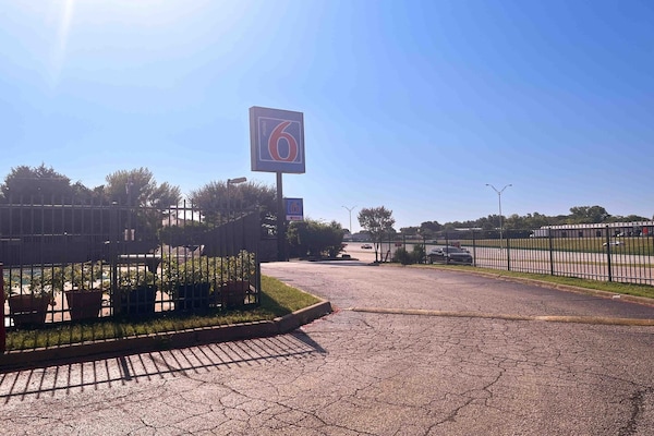 Foto van 1 Kingsize Bed | Roken - Vakantiehuis in Dallas - ExteriorSummer