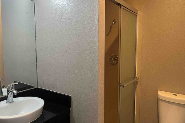 Foto van 1 kingsize bed | Roken toegestaan, bubbelbad - Vakantiehuis in Dallas - BathRoom