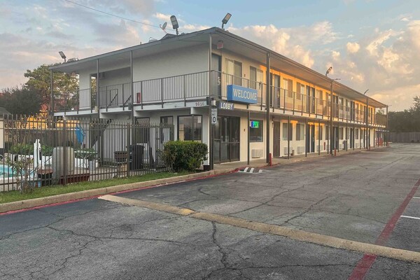 Foto van 1 kingsize bed | Roken toegestaan, bubbelbad - Vakantiehuis in Dallas - ExteriorSummer