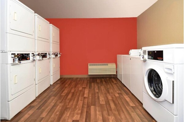 Foto van 1 tweepersoonsbed (queensize) | Rookvrij, Keuken - Vakantiehuis in Lisle, IL - Facilities