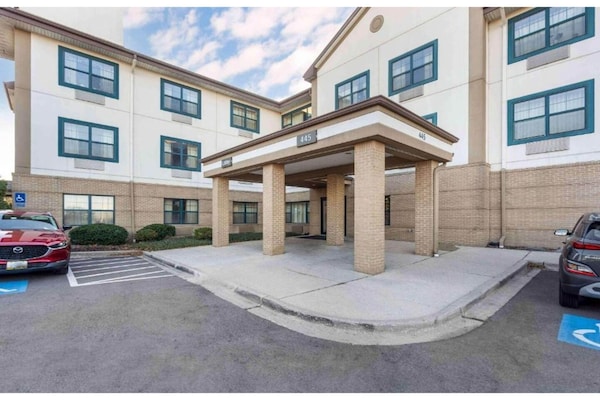 Foto van 1 kingsize bed | Rookvrij, Keuken, Douche - Vakantiehuis in Lisle, IL - ExteriorSummer