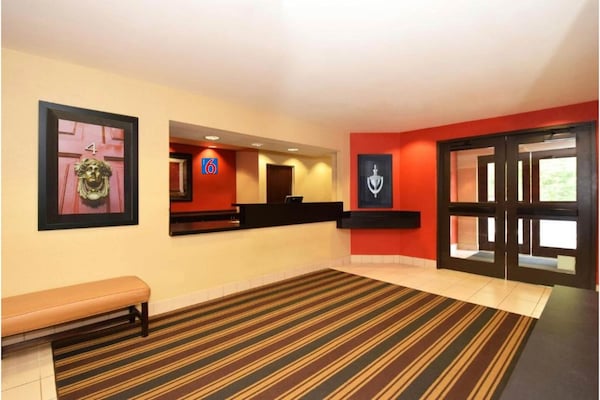 Foto van 1 kingsize bed | Rookvrij, Keuken, Douche - Vakantiehuis in Lisle, IL - FloorPlan