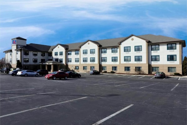 Foto van 1 kingsize bed | Rookvrij, Keuken, Douche - Vakantiehuis in Lisle, IL - ExteriorSummer
