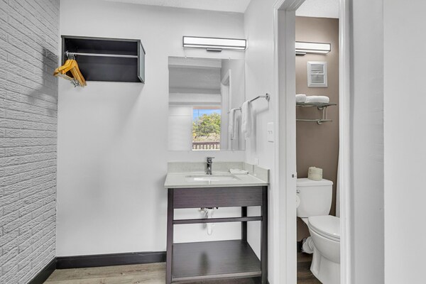 Foto van 1 kingsize bed | Rookvrij, Keuken - Vakantiehuis in Summerville - BathRoom