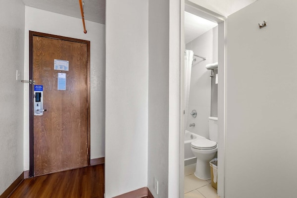 Foto van 1 kingsize bed | Premium, koelkast - Vakantiehuis in Decatur GA - BathRoom