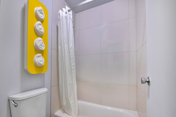 Foto van 1 kingsize bed | Premium, magnetron, koelkast - Vakantiehuis in Conyers GA - BathRoom