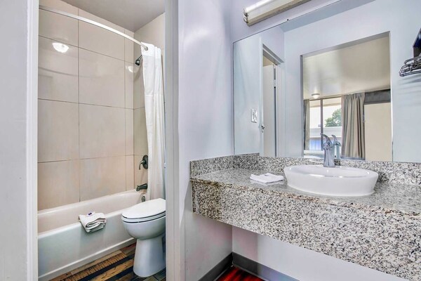 Foto van 1 kingsize bed | Premium, magnetron, koelkast - Vakantiehuis in Conyers GA - BathRoom
