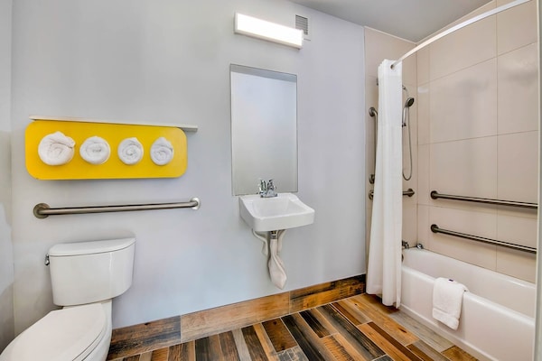 Foto van 1 kingsize bed | Premium, magnetron, koelkast - Vakantiehuis in Conyers GA - BathRoom