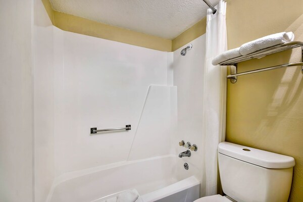 Foto van 1 Queensize Bed | Roken, Magnetron - Vakantiehuis in Effingham - Facilities