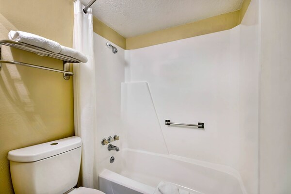 Foto van 1 Queensize Bed | Roken, Magnetron - Vakantiehuis in Effingham - Facilities
