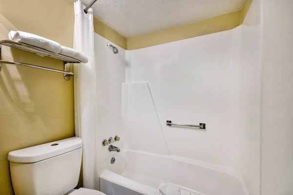 Foto van 1 Kingsize Bed | Roken, Magnetron - Vakantiehuis in Effingham - Facilities