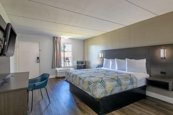 Foto van 1 kingsize bed | Mob Acc RI Shwr Nsmk Micfridg - Vakantiehuis in Stockbridge GA - BedRoom