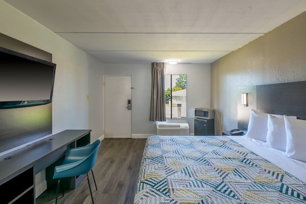 Foto van 1 kingsize bed | Mob Acc RI Shwr Nsmk Micfridg - Vakantiehuis in Stockbridge GA - BedRoom