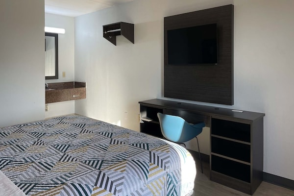 Foto van 1 kingsize bed | Mob Acc RI Shwr Nsmk Micfridg - Vakantiehuis in Stockbridge GA - BedRoom