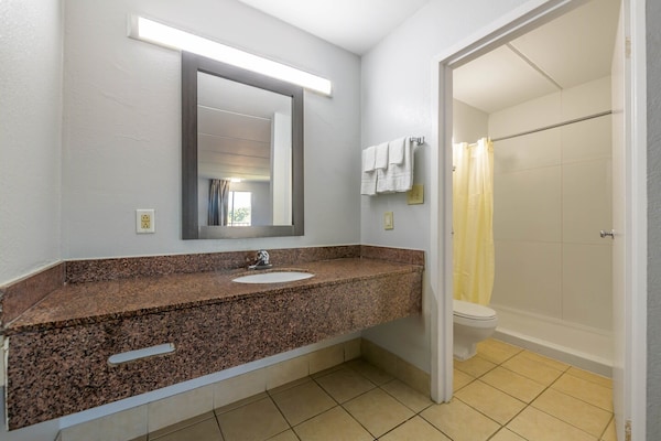 Foto van 1 kingsize bed | Mob Acc RI Shwr Nsmk Micfridg - Vakantiehuis in Stockbridge GA - BathRoom