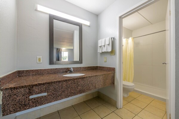 Foto van 1 kingsize bed | Mob Acc RI Shwr Nsmk Micfridg - Vakantiehuis in Stockbridge GA - BathRoom