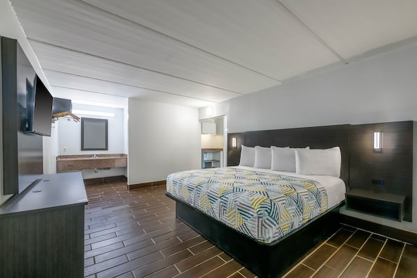 Foto van 1 kingsize bed | Mob Acc RI Shwr Nsmk Micfridg - Vakantiehuis in Stockbridge GA - BedRoom