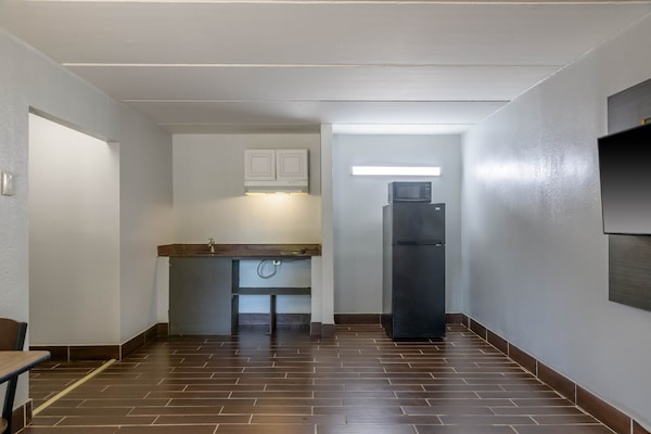 Foto van 1 kingsize bed | Mob Acc RI Shwr Nsmk Micfridg - Vakantiehuis in Stockbridge GA - Facilities