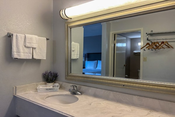 Foto van 1 kingsize bed | Badkuip met mobiele toegang Nsmk Micfridg - BathRoom
