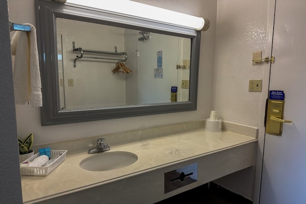 Foto van 1 kingsize bed | Mob Acc RI Shwr Nsmk Micfridg - Vakantiehuis in Rochester NY - BathRoom