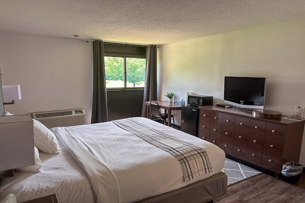 Foto van 1 kingsize bed | Mob Acc RI Shwr Nsmk Micfridg - Vakantiehuis in Rochester NY - BedRoom