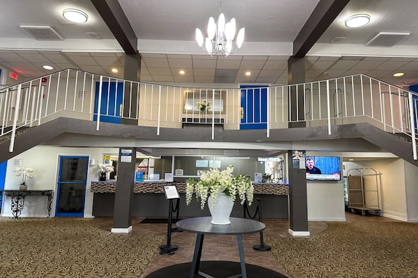 Foto van 1 kingsize bed | Mob Acc RI Shwr Nsmk Micfridg - Vakantiehuis in Rochester NY - FloorPlan
