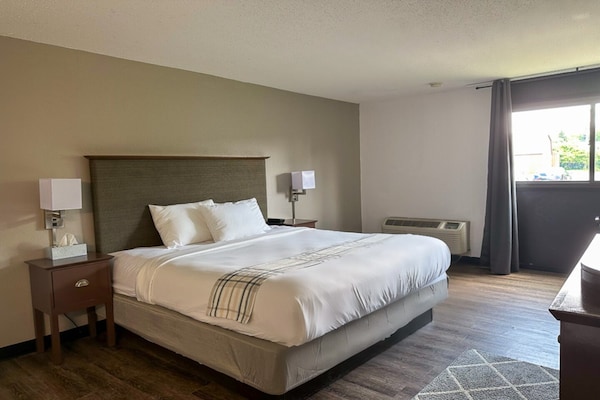 Foto van 1 kingsize bed | Mob Acc RI Shwr Nsmk Micfridg - Vakantiehuis in Rochester NY - BedRoom