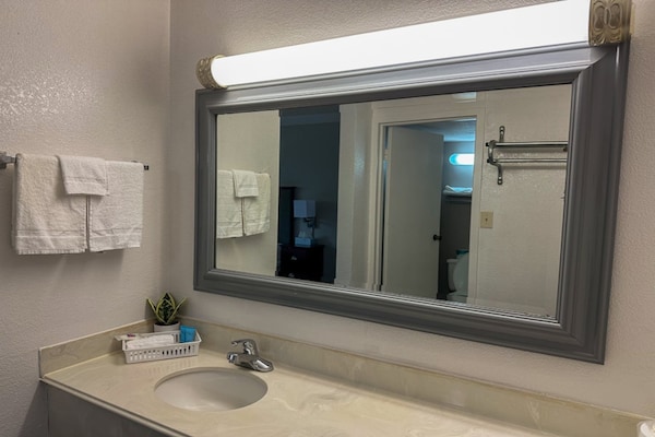 Foto van 1 kingsize bed | Mob Acc RI Shwr Nsmk Micfridg - Vakantiehuis in Rochester NY - BathRoom