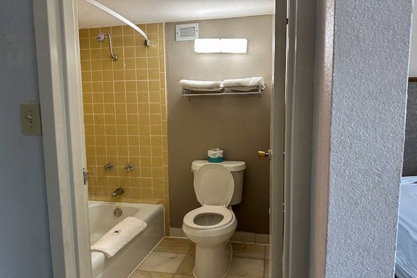 Foto van 1 Kingsize Bed | Niet-roken, Magnetronkoelkast - Vakantiehuis in Rochester NY - BathRoom