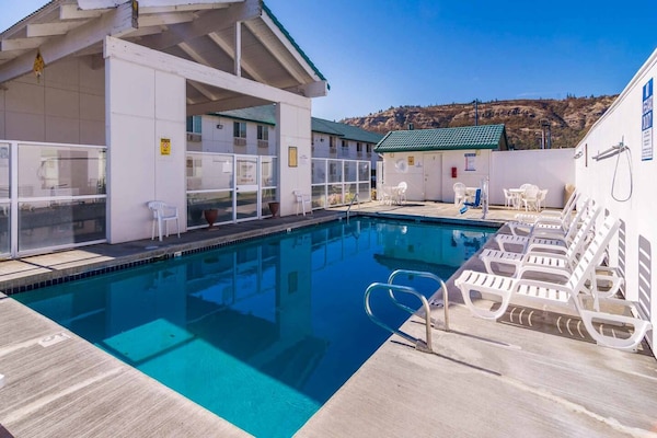 Foto van 1 tweepersoonsbed (queensize) | Rookvrij - Vakantiehuis in The Dalles - Pool