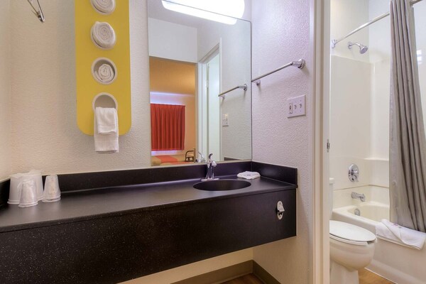 Foto van 1 tweepersoonsbed (Queensize) | Rolstoeltoegankelijk bad (Nsmk) - BathRoom