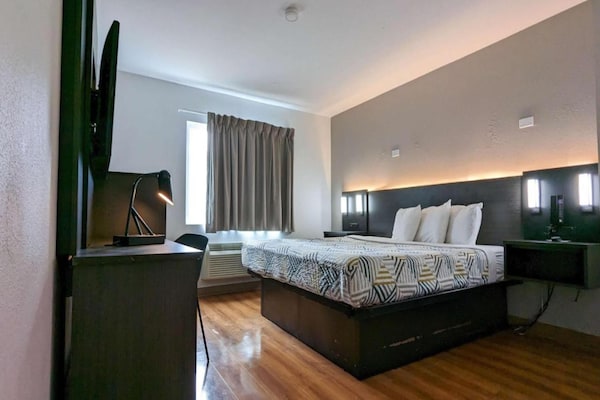 Foto van 1 kingsize bed | Premium minikoelkast - Vakantiehuis in Framingham - BedRoom