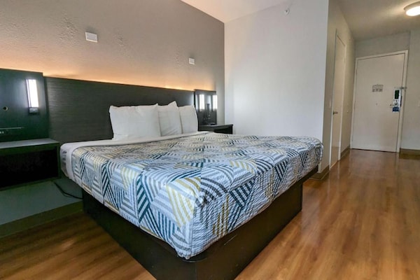 Foto van 1 kingsize bed | Premium minikoelkast - Vakantiehuis in Framingham - BedRoom